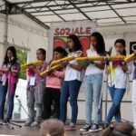 PerlenKiezfest 2012 Bild: ein Triola-Orchester mit jungen Mädchen spielen auf einer Bühne