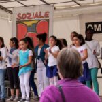 PerlenKiezfest 2012 Bild: ein klatschender Kinderchor auf deiner Bühne