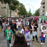 PerlenKiezfest 2012 Bild: Besucher des Festes stehen auf der Straße, zwischen verschiedenen Ständen