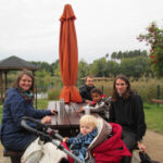 Bild - Familie sitz an einem Tisch im Park mit Getränken aus der Thermoskanne