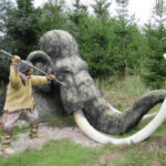 Bild - Nachbildung des Erlegens eines Mammuts im Urzeitpark