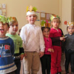 Bild - alle Kinder zeigen ihren gebastelten Kopfschmuck