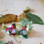 Bild - selbst gebastelte Figuren aus Blättern und anderen Materialien