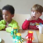 Bild - Kinder spielen am Basteltisch