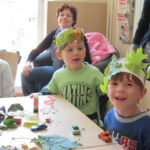 Bild - Kinder spielen am Basteltisch