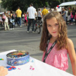 Bild - Kind am Basteltisch