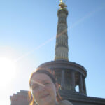 Bild - Frau und Siegessäule im Hintergrund