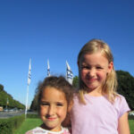 Bild - zwei Kinder blicken in die Kamera