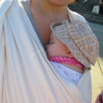 Bild - Mutter mit Baby im Tragetuch