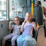 Bild - Zwei Mädchen im Bus auf der Rückfahrt