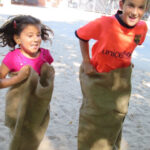 Bild - Kinder beim Sackhüpfen