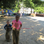 Bild - Kinder beim Sackhüpfen