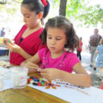 Bild - Kinder beim Basteln am Stand des Familienzentrums