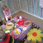 Bild: zwei Kinder lernen den Umgang Essstäbchen