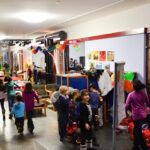 Bild: Kinder entkleiden sich im Vorraum des FZM