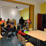 Bild: Blick aus einer Ecke in die beiden Räume des FZ Moabit-Ost, die durch eine große offene Schiebetür getrennt sind.