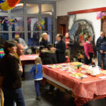 Bild: Eltern, Erzieher und Geschäftsleitung beim Small-Talk.