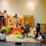 Bild: viele Kinder spielen vor und auf der Kletterburg.