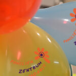 Bild: Luftballons mit Logo Familienzentrum - Schriftzug und Blume