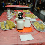 Bild: Tisch in der Mitte des Vorraums im Familienzentrum mit Kaffee, Milch und Kuchen