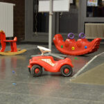 Bild: Stillleben im Vorraum - ein Schaukelpferd, ein Schaukelkrokodil und ein Laufauto