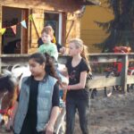 Besuch auf der Weddinger Kinderfarm | © FZM Bild: Zwei Mädchen führen ein Ponny auf dem ein Junge sitzt