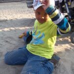 Besuch auf der Weddinger Kinderfarm | © FZM Bild: Junge spielt im Sand