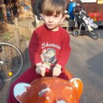 Besuch auf der Weddinger Kinderfarm | © FZM Bild: Junge reitet auf Berliner Bär