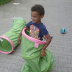 Bild: Junge steht in einem Krabbelschlauch