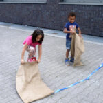 Bild: Junge und Mädchen vor dem Start biem Sackhüpfen