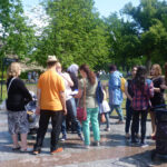 Bild: Die Teilnehmer des Ausflugs sammeln sich am Infocenter