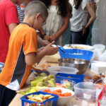 Bild: Junge bedient sich an einen Buffet