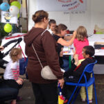 Bild: Beim Gesichter bemalen