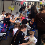 Bild: Am Stand vom Familienzentrum. Beim Gesichter bemalen.