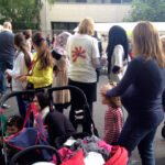 Bild: Am Stand vom Familienzentrum. Faltblätter werden verteilt