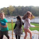 Die ersten Stufen sind geschafft. | © FZM Bild: 3 Mädchen am Geländer am Fuß der Siegesäule