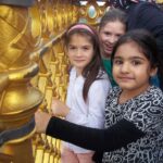 Endlich sind wir oben angekommen. | © FZM Bild: 3 Mädchen stehen im oberen Rundgang blicken in die Kamera