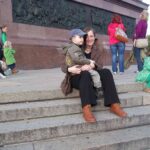 Erschöpft, aber glücklich sind wir alle wieder unten angekommen. | © FZM Bild: Mutter mit Kind am Fuß der Siegessäule