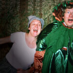 Bild: Mann als Weihnachtsbau und Frau auf Bühne