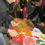 Die kreativen Männer zeigen wieviel Talent in ihnen steckt. | © FZM Bild: Jugendliche Männer malen ein buntes Bild im Freistil