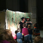 Bild: Kinder sind aktiv mit auf der Bühne und spielen mit den Darstellen