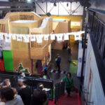 Bild: Bick vom oberen Stockwerk auf Holzhütten zum Klettern.