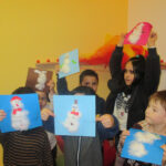 Bild: seche Kinder haltne ihre Schneemannbilder hoch