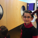 Bild: Kinder an einer Spektralwand