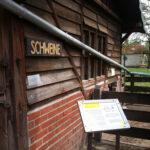 Ausflug zur Domäne Dahlem | © FZM Bild: am Schweinehaus. Eine Tafel am Eingang erläutert Details.