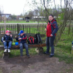 Ausflug zur Domäne Dahlem | © FZM Bild: Junge Mutter macht mit ihre beiden Söhnen Mittagspause auf einer Bank. Es gibt Stulle für alle.