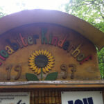 Bild: Eingangsschild Moabiter Kinderhof - Schriftzug aus Holzbuchstabe mit Sonnenblume