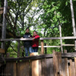 Bild: 2 Jungs stehen auf einem Baumhaus