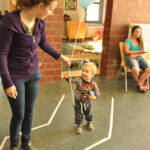 Bild: Mädchen gibt einem Kind einen Luftballon