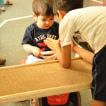 Bild: Junge zeigt einem Kind etwas